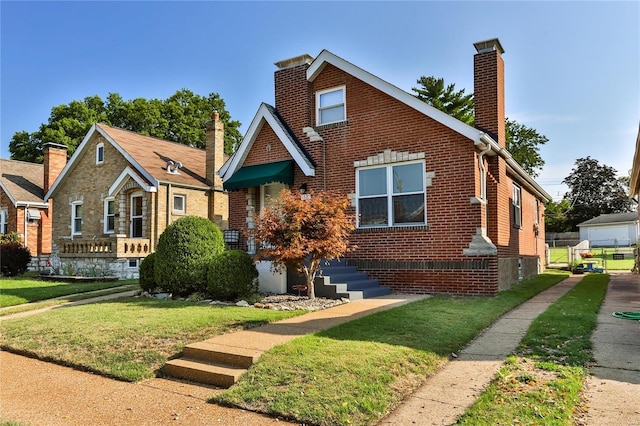 view of front of house featuring a front lawn