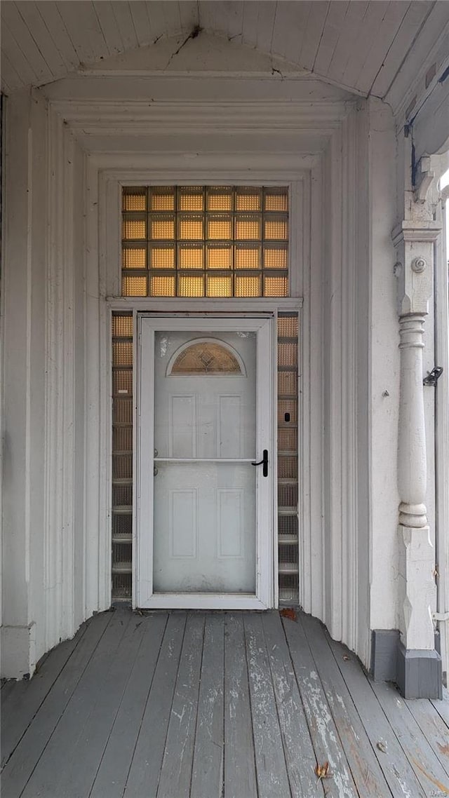 property entrance with a wooden deck