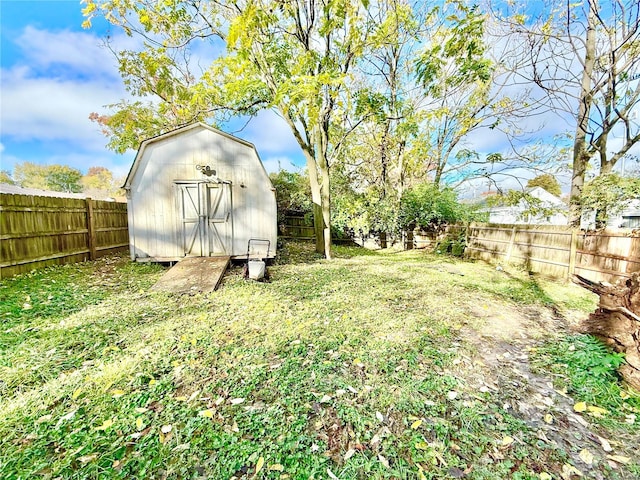 view of yard with a storage shed