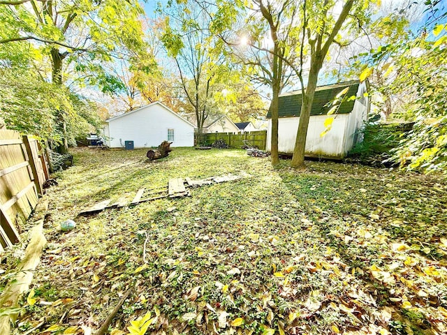 view of yard featuring a storage shed