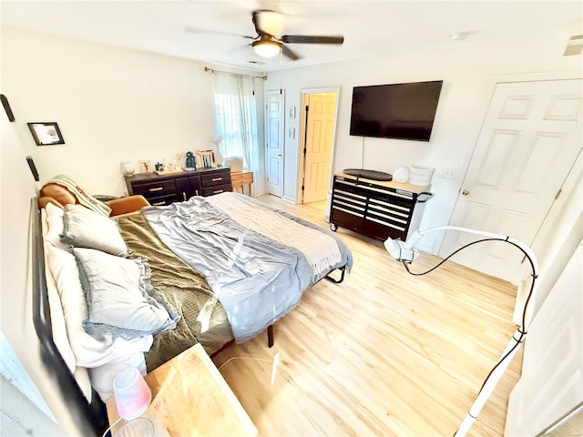 bedroom featuring light hardwood / wood-style floors and ceiling fan