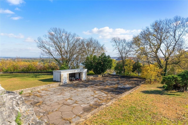 view of yard featuring an outdoor structure