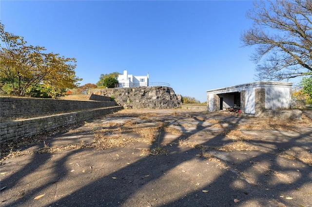 view of yard with an outbuilding