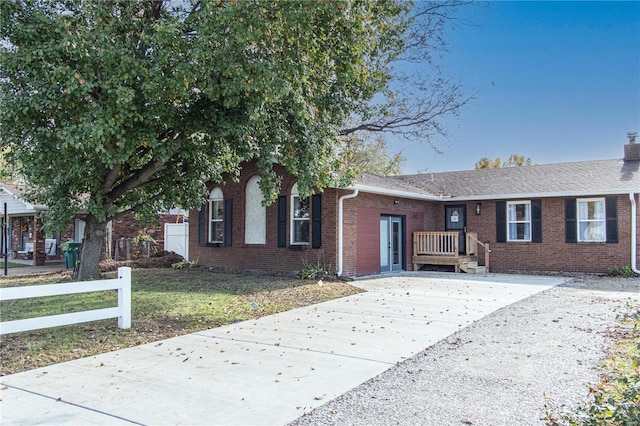 view of front of house featuring a front lawn