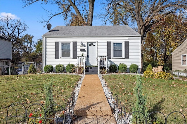 view of front facade featuring a front lawn