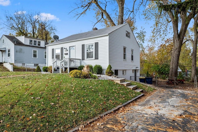 view of front of house with a front lawn