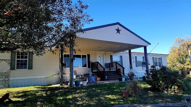 manufactured / mobile home with a front lawn