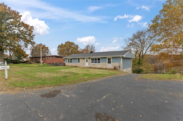 ranch-style home with a front yard