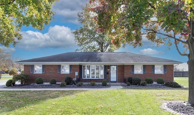 ranch-style house featuring a front yard