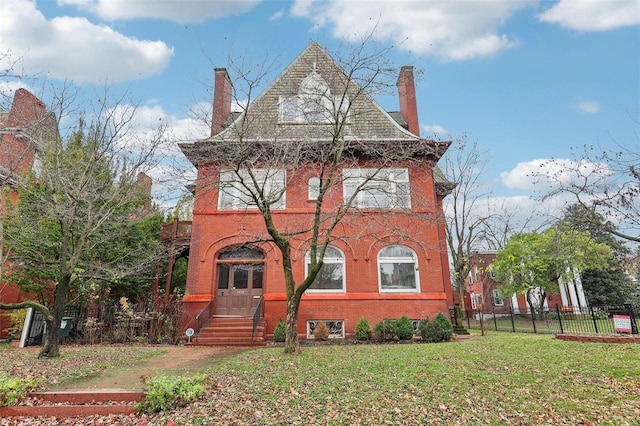 view of front of property with a front yard