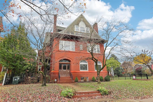 view of front of property with a front yard