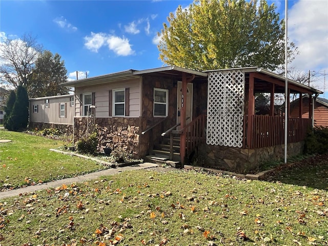 view of front of house featuring a front yard