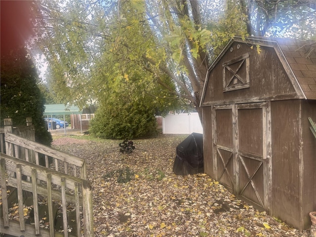 view of yard featuring an outdoor structure