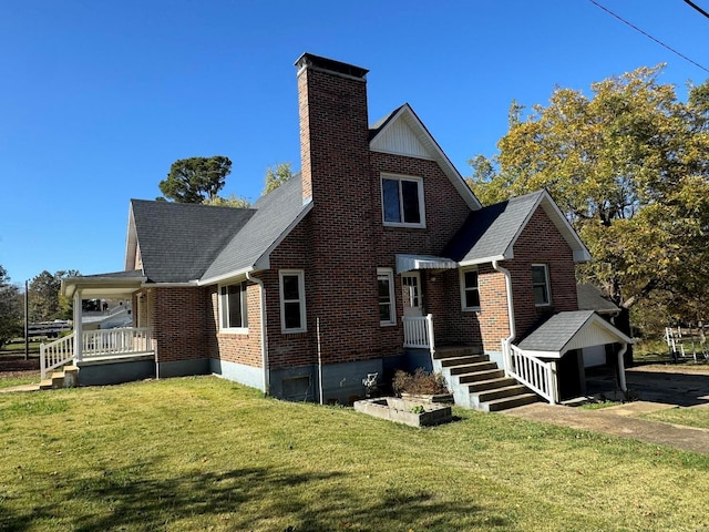 view of front of home with a front lawn