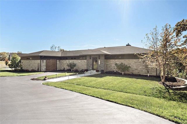 view of front of house featuring a front lawn