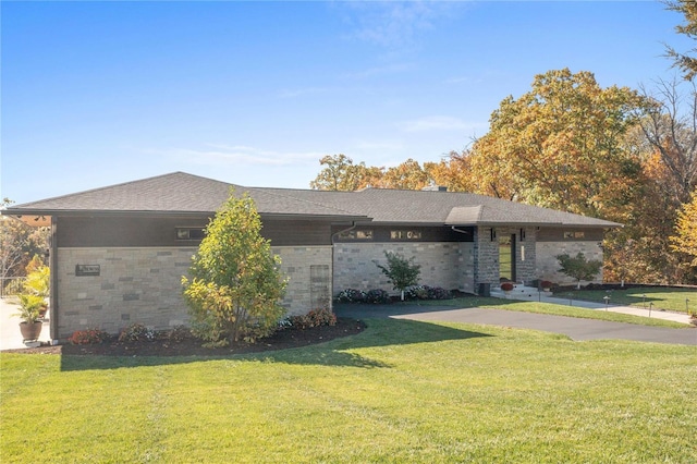 prairie-style home with a front lawn