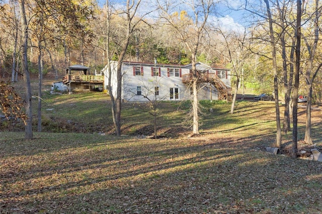 view of front facade featuring a front lawn