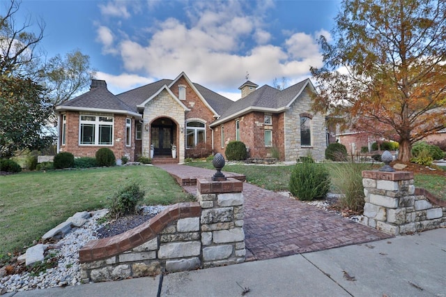 view of front of property featuring a front lawn