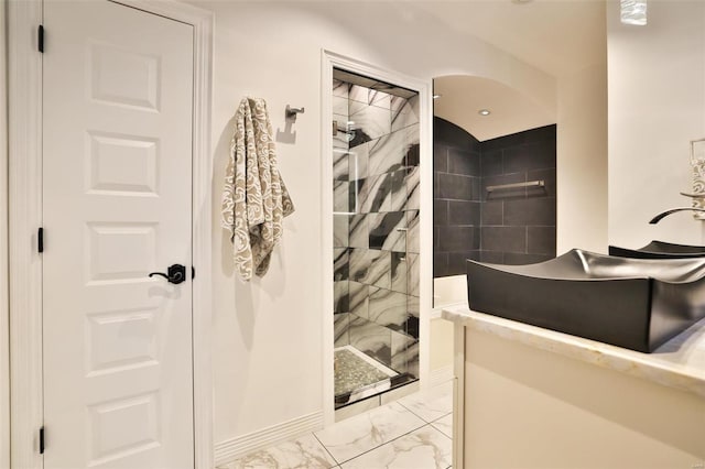 bathroom featuring tiled shower