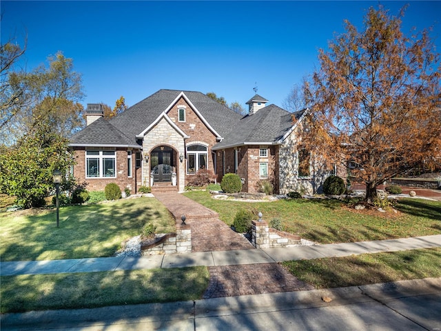 view of front facade featuring a front lawn