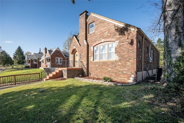 view of front of property with a front yard