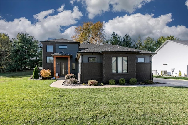 prairie-style home with a front lawn