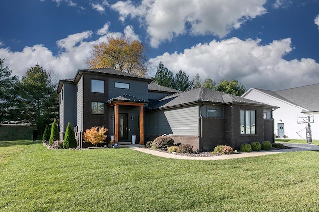 view of front of house featuring a front yard