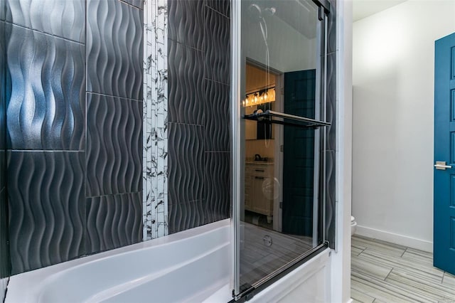 bathroom with tiled shower / bath and toilet