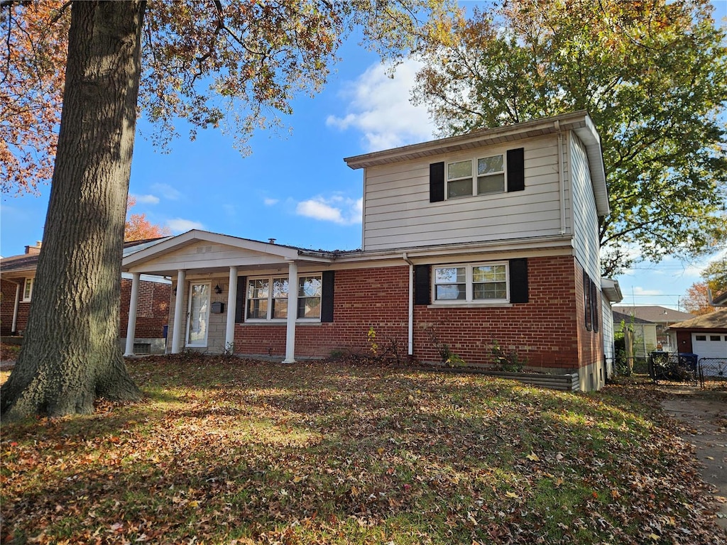 view of front property featuring a front lawn