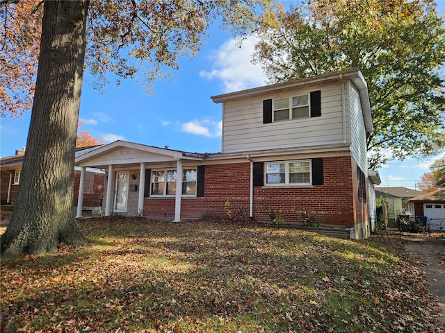 view of front property featuring a front lawn