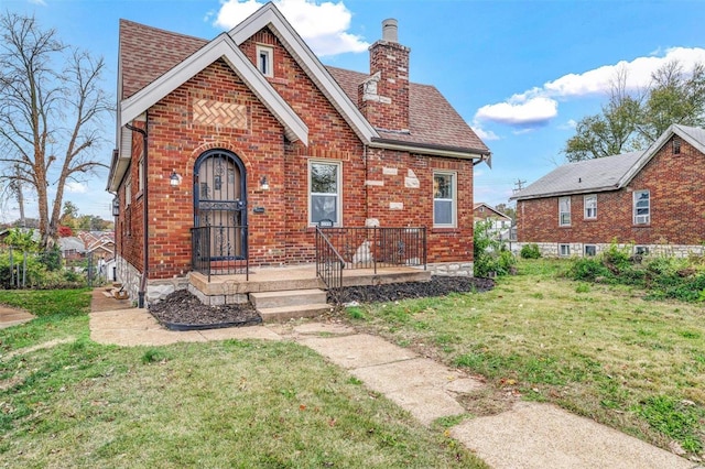 view of front of home featuring a front lawn