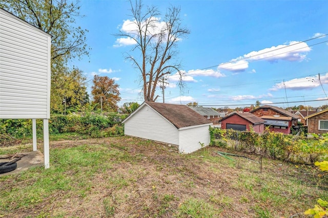 view of yard featuring an outbuilding