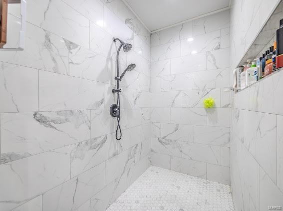 bathroom featuring a tile shower