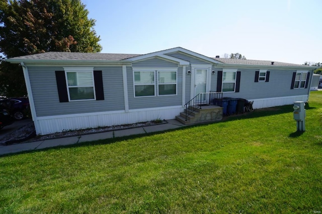 manufactured / mobile home featuring a front lawn