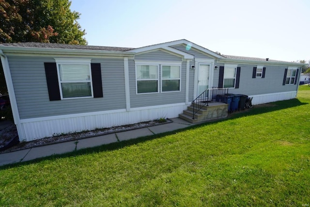 manufactured / mobile home featuring a front lawn