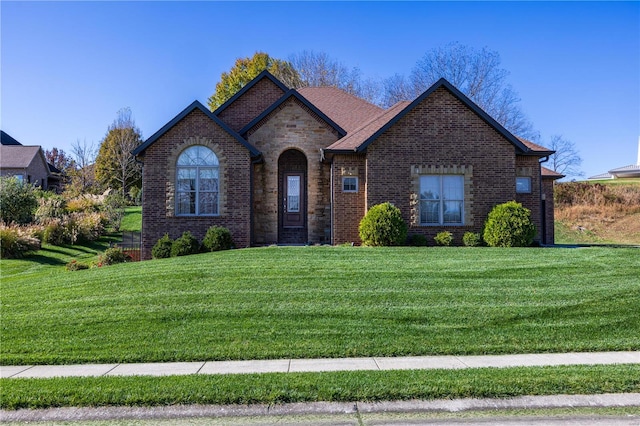 view of front of property with a front yard