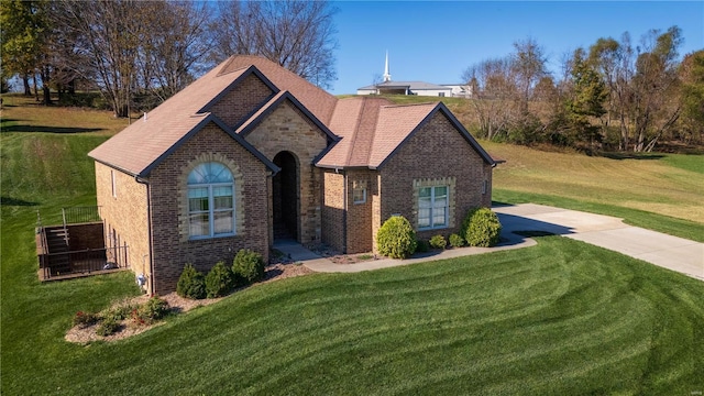 view of front of property featuring a front yard