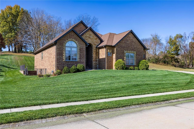 view of front property featuring a front lawn