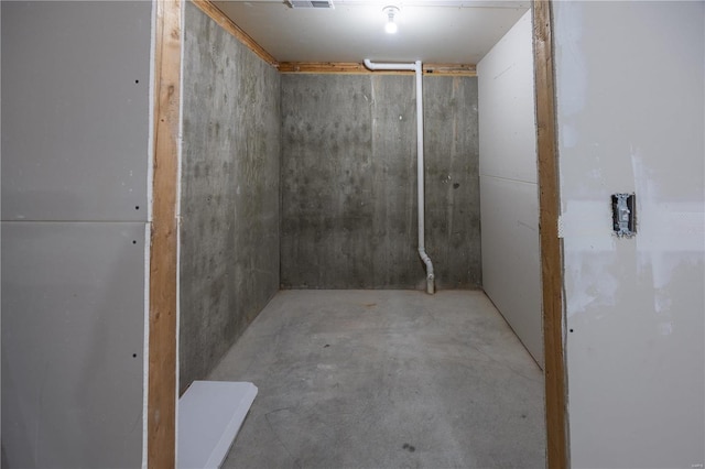 bathroom featuring concrete flooring