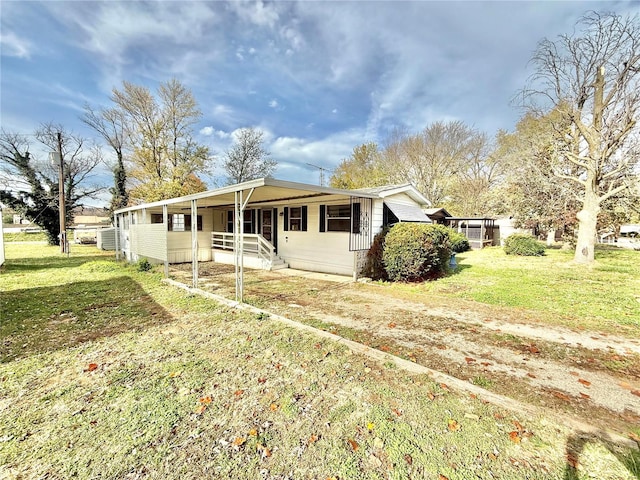 view of front of home featuring a front yard