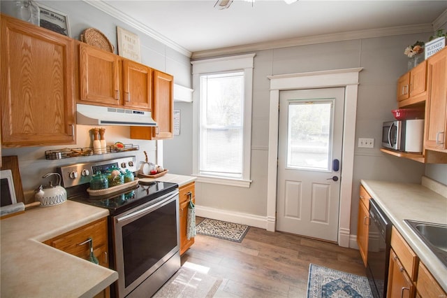 kitchen featuring appliances with stainless steel finishes, crown molding, and light hardwood / wood-style flooring