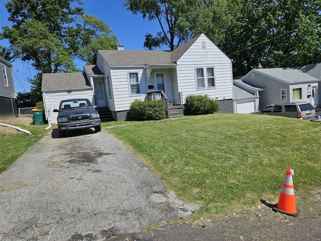 view of front of property featuring a front lawn