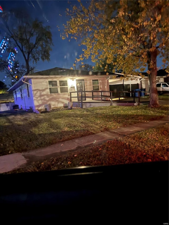 view of front facade featuring a yard