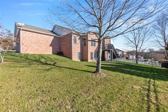 view of side of property featuring a lawn