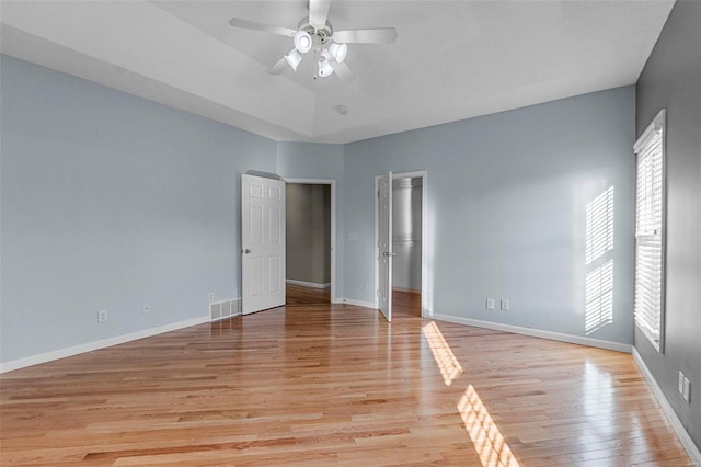 unfurnished room with light hardwood / wood-style flooring and ceiling fan