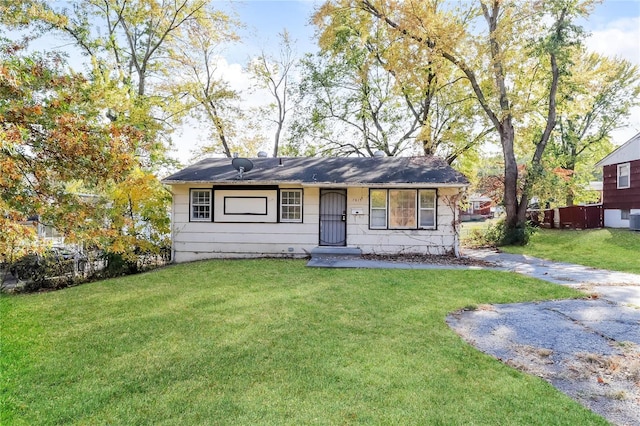 single story home featuring a front lawn