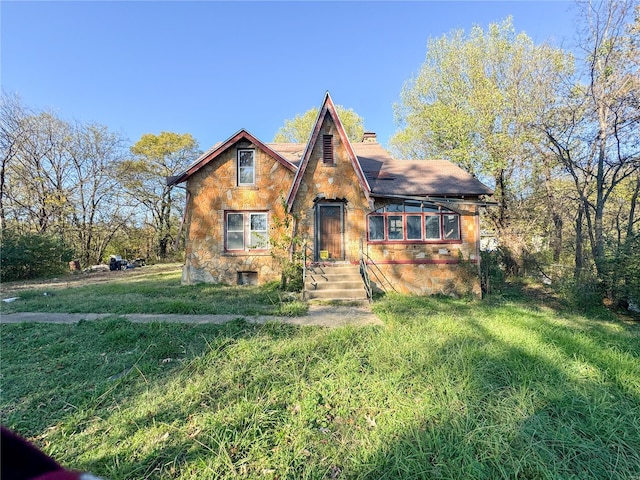 view of front of property featuring a front lawn