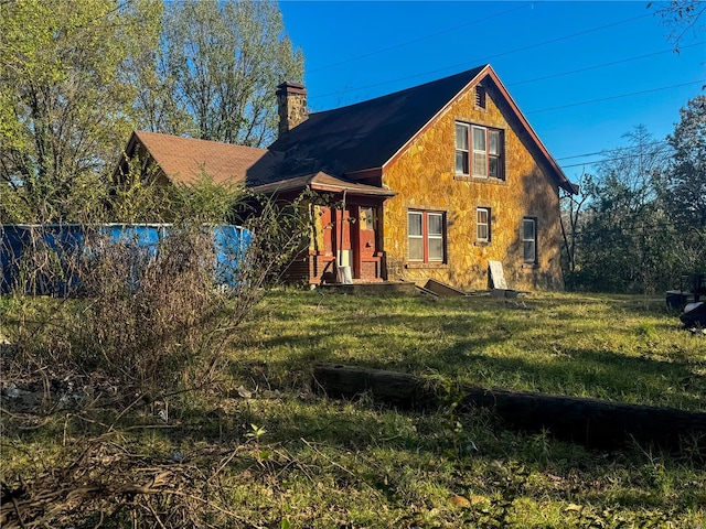 view of front of property with a front lawn