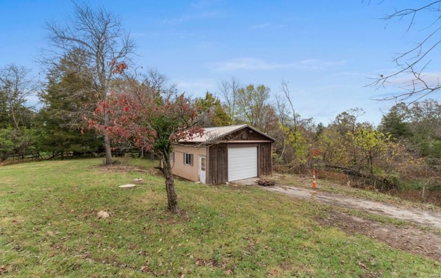 view of yard featuring an outbuilding and a garage