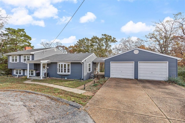 view of front of property featuring a front yard